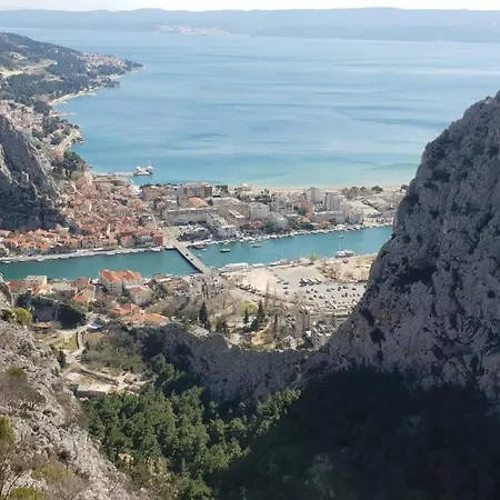 Apartamento Cozy With Seafront Terraces Omiš