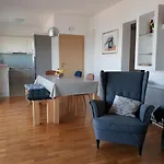 Cozy With Seafront Terraces אומיס