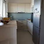 דירה Cozy With Seafront Terraces אומיס