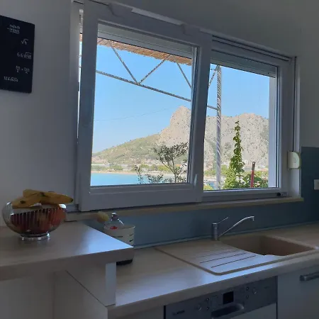 Apartman Cozy With Seafront Terraces