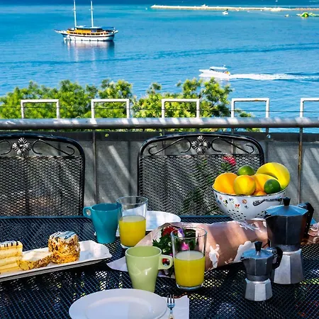 Cozy With Seafront Terraces Apartman