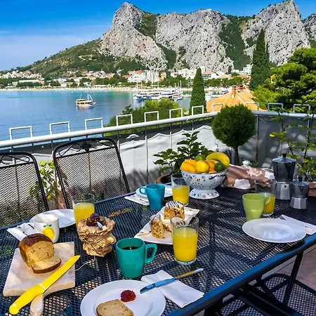 Cozy With Seafront Terraces * Omiš