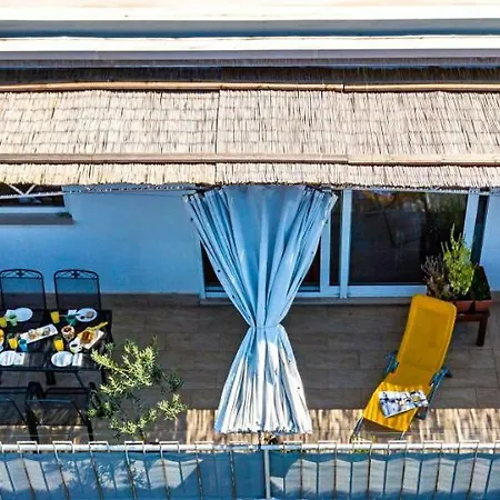 Apartman Cozy With Seafront Terraces