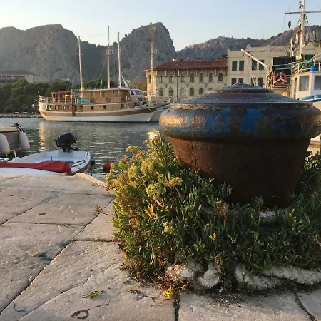 Cozy With Seafront Terraces Omis