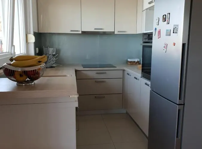 Apartman Cozy With Seafront Terraces Omis