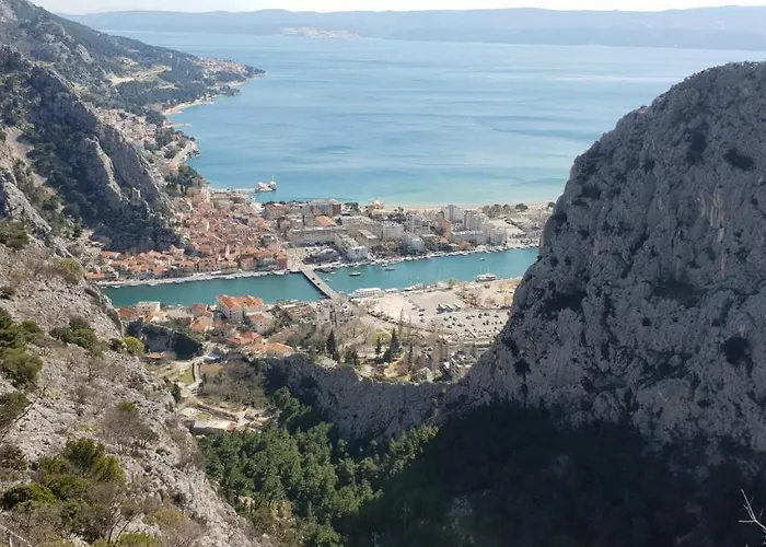 Apartman Cozy With Seafront Terraces Omis