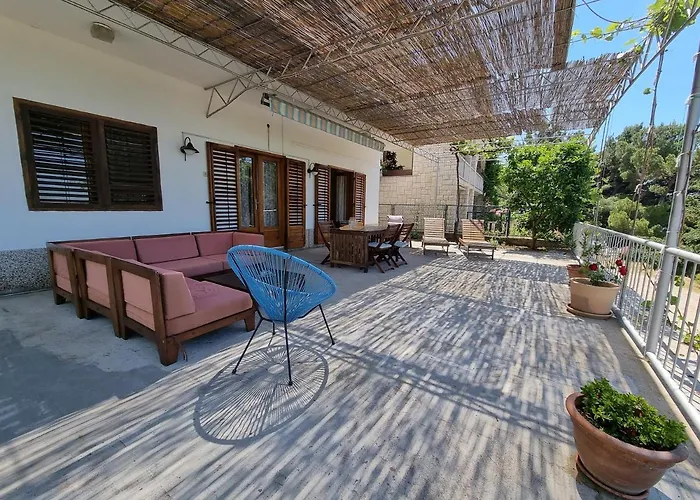 Cozy With Seafront Terraces Apartman Omis