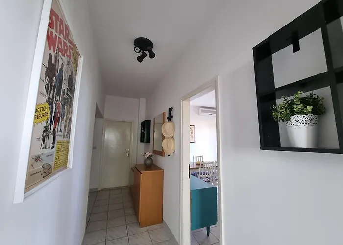 Apartman Cozy With Seafront Terraces Omis