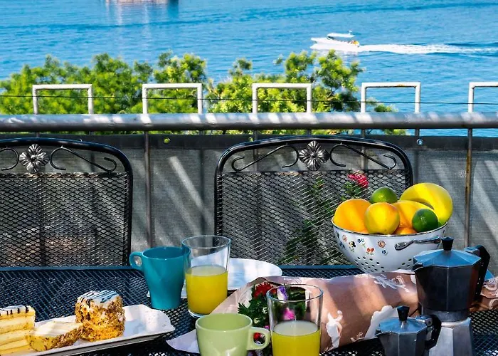 Cozy With Seafront Terraces Apartman