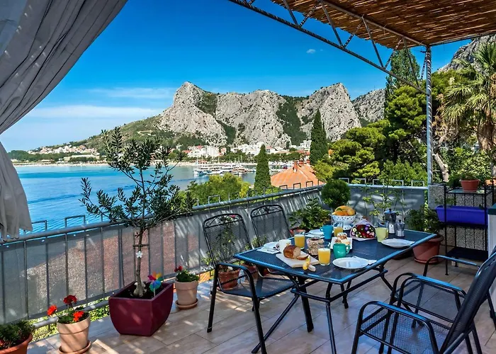 Cozy With Seafront Terraces Apartman Omis