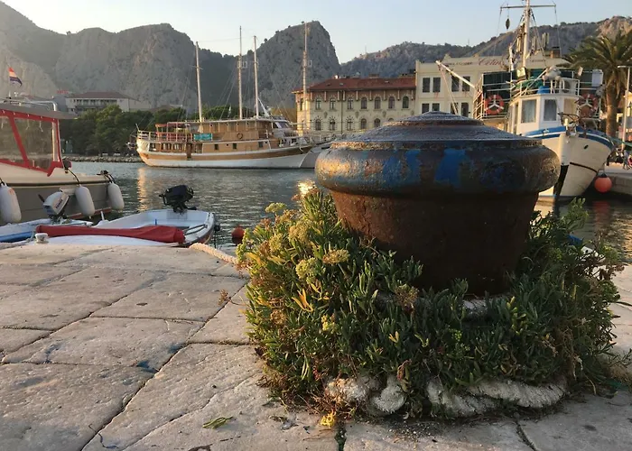 Cozy With Seafront Terraces Omis